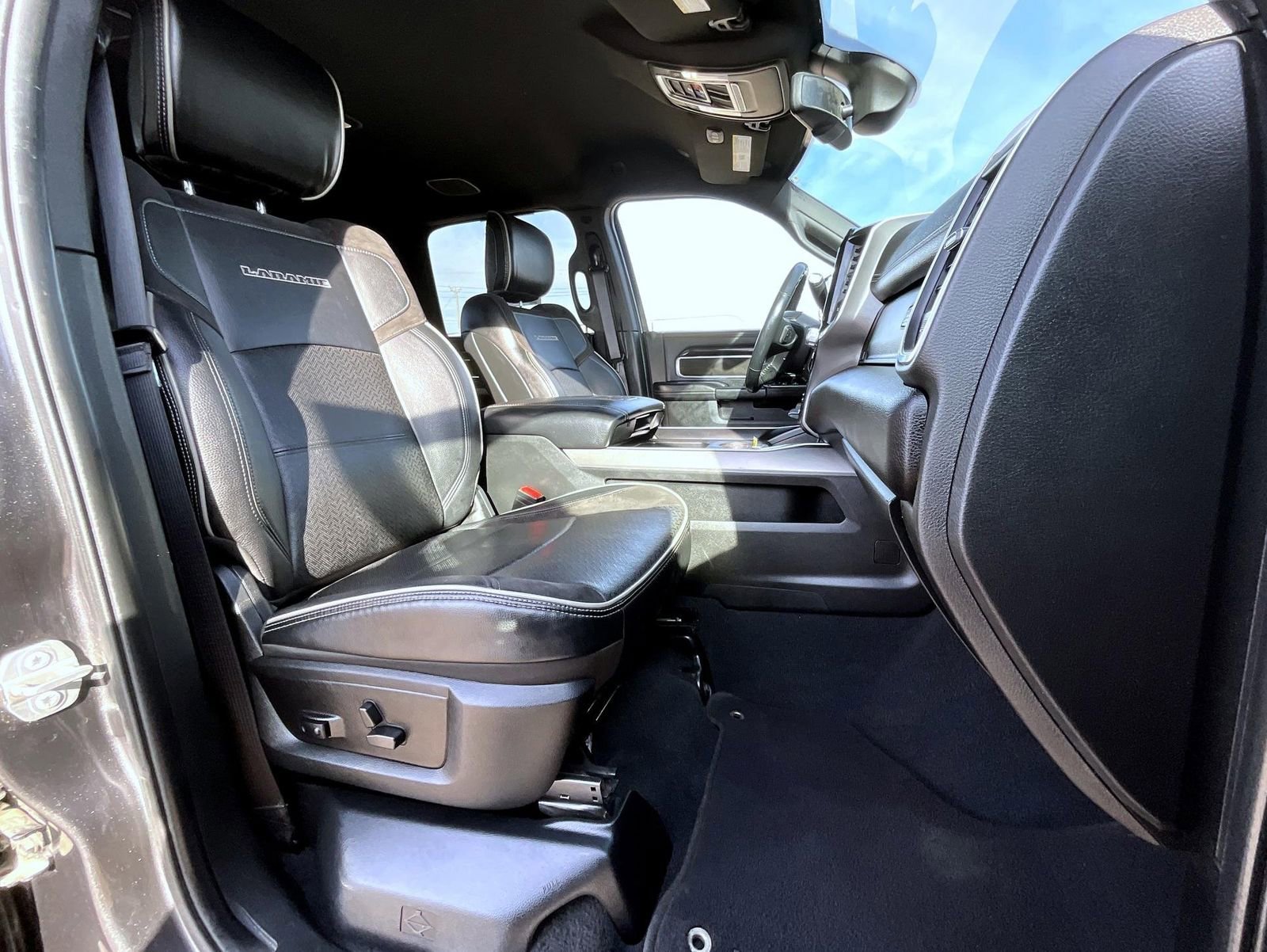 Used 2022 RAM 3500 Laramie w/ Night Edition image 16