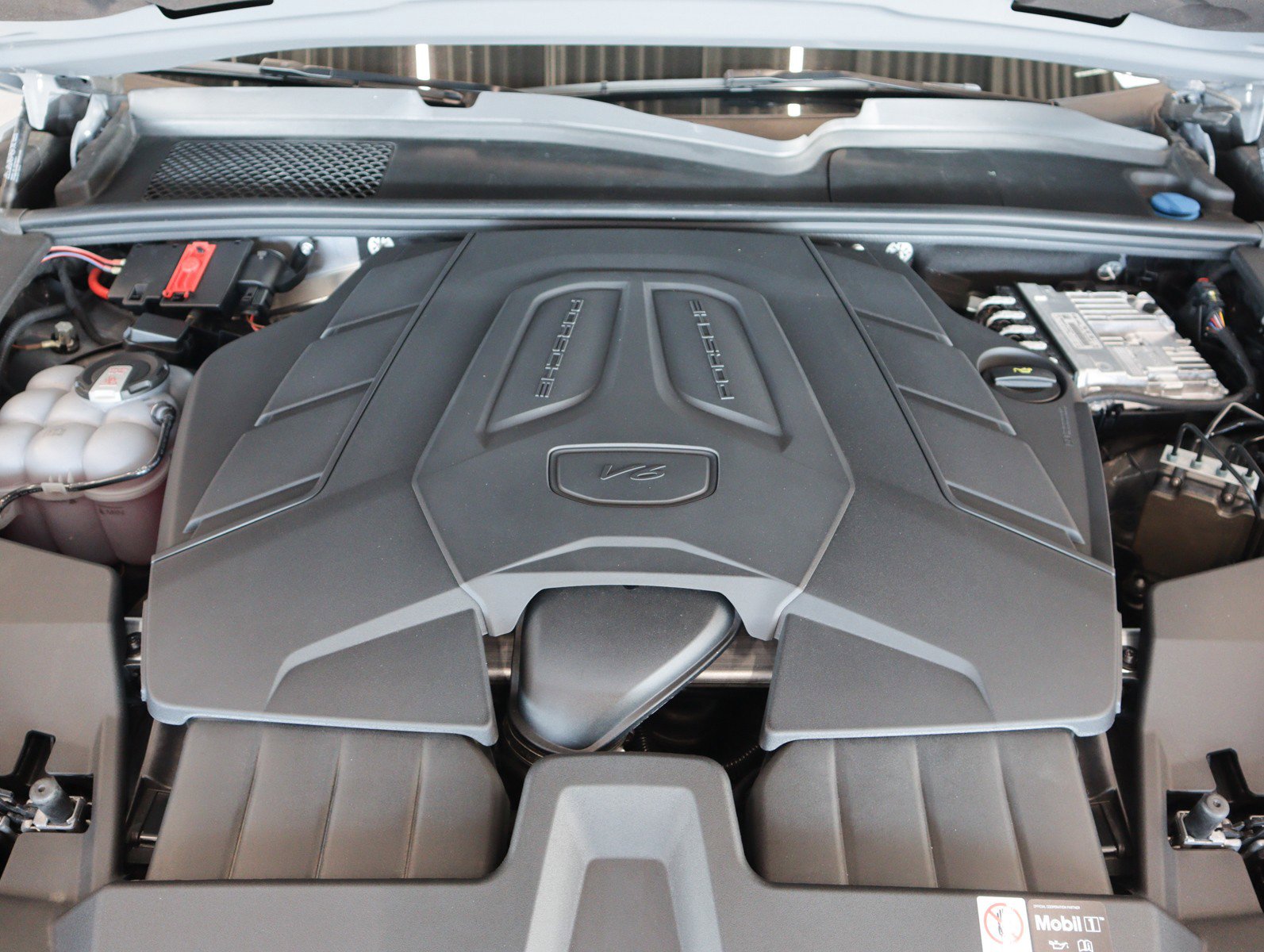 Certified 2025 Porsche Cayenne Coupe image 32