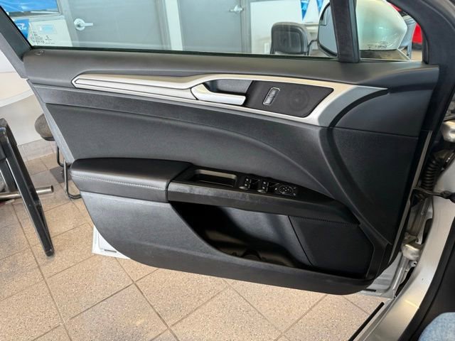 Used 2017 Ford Fusion SE w/ Fusion SE Technology Package image 20