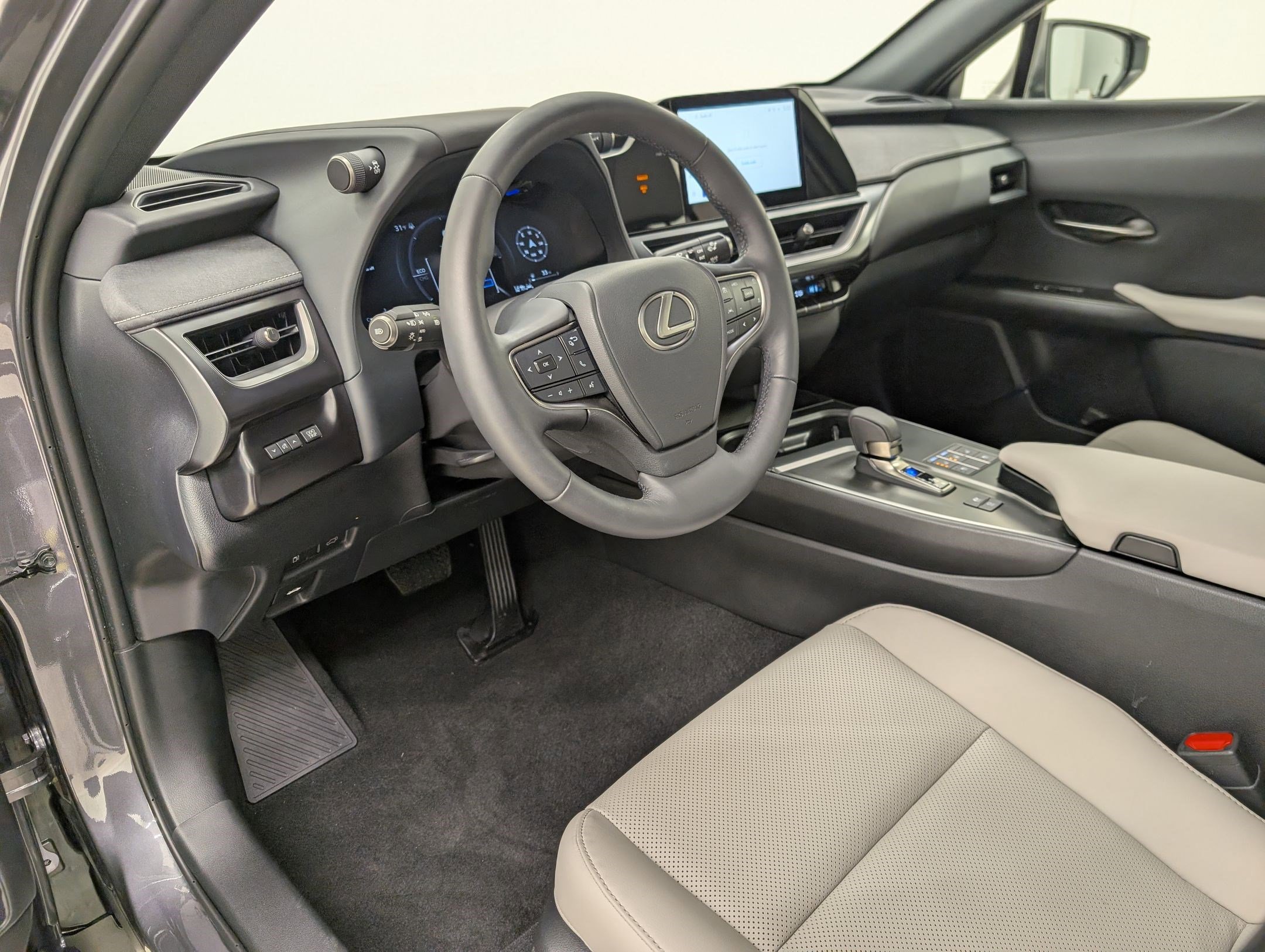 Used 2025 Lexus UX 300h FWD image 4