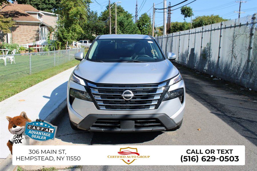 Used 2024 Nissan Rogue SV FWD image 2