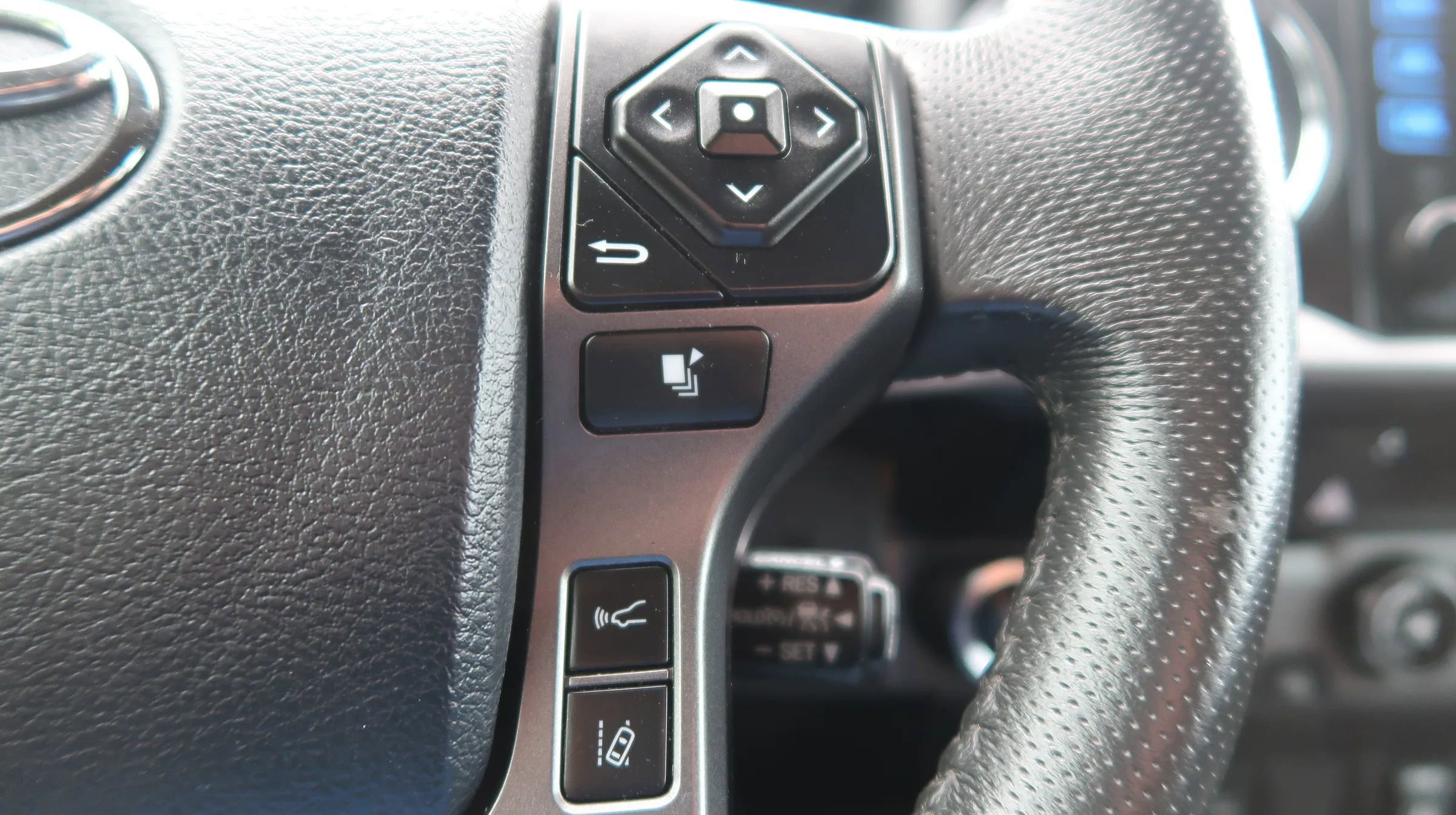 Used 2018 Toyota Tacoma TRD Off-Road AWD/4WD image 39