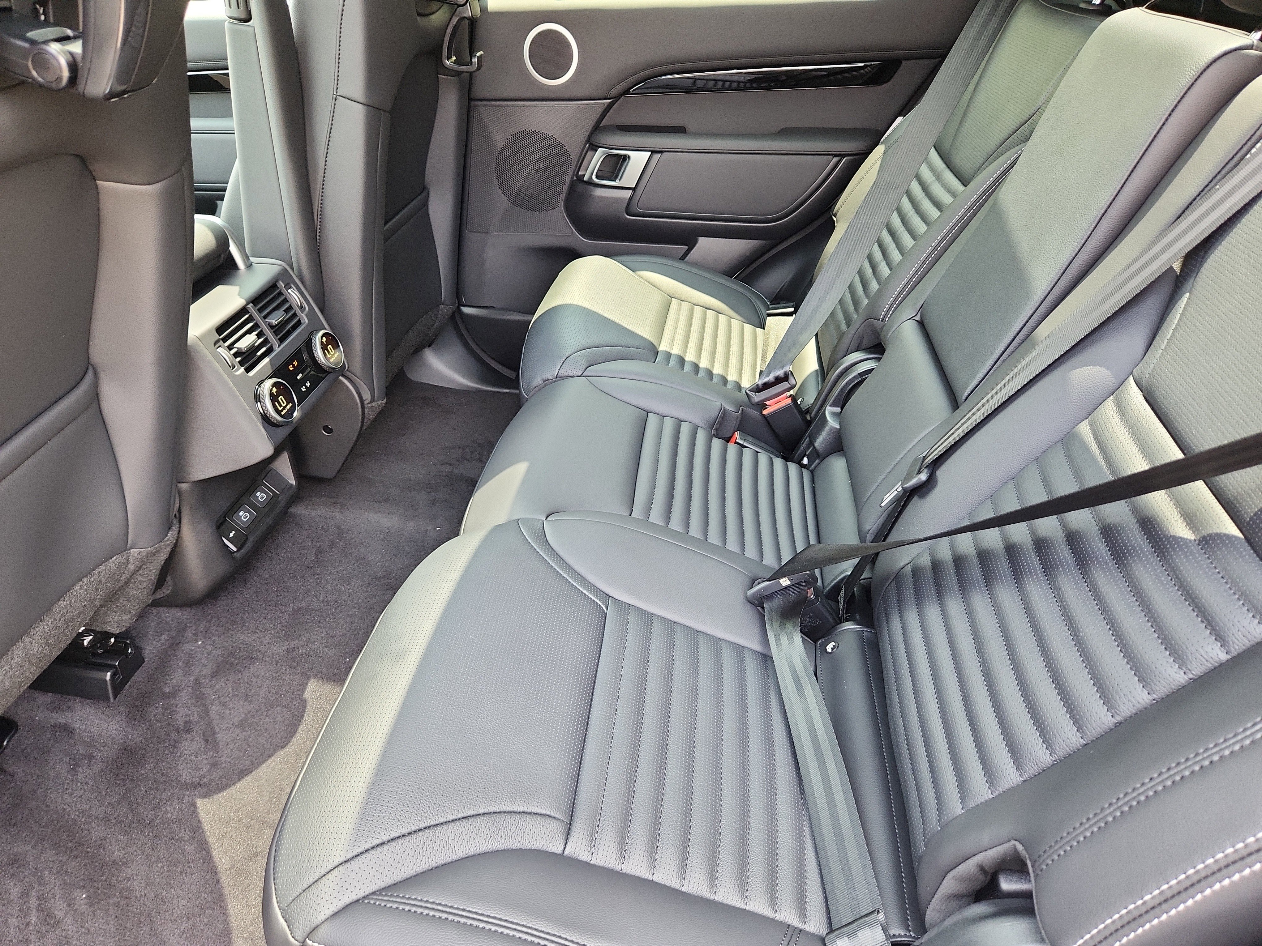 New 2025 Land Rover Discovery S image 5