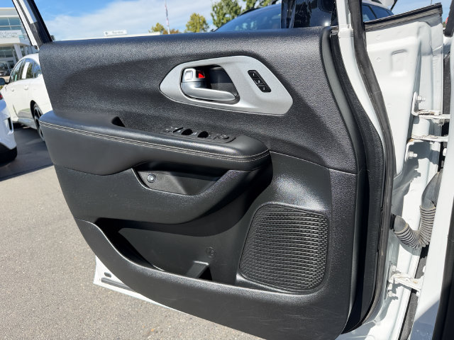 Used 2024 Chrysler Pacifica Limited FWD image 13