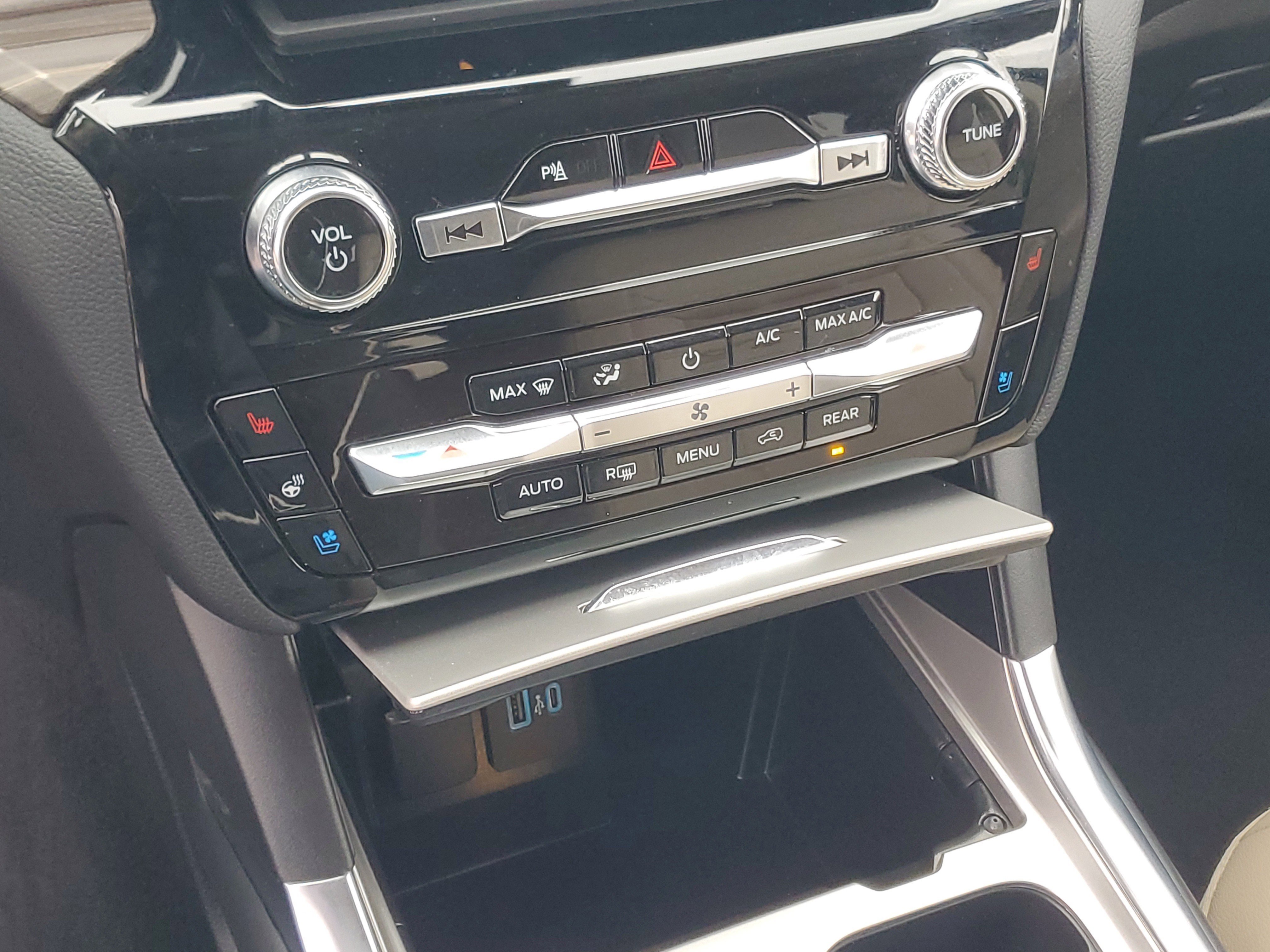 Used 2024 Ford Explorer Limited w/ Equipment Group 301A AWD/4WD image 18