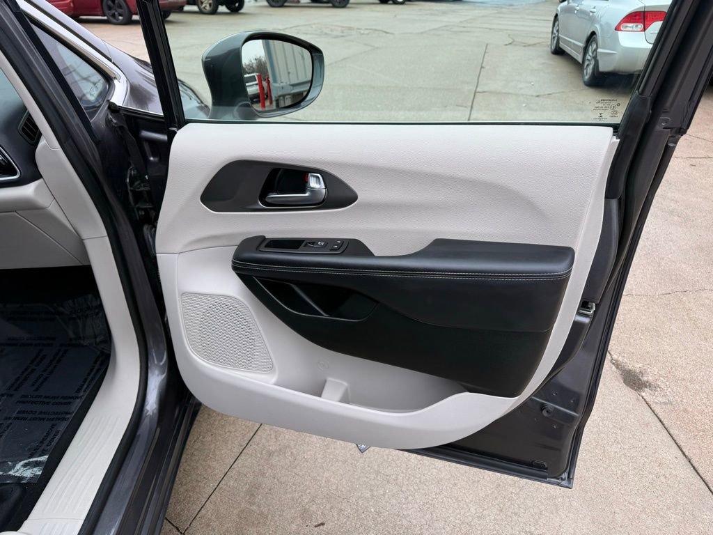 Used 2022 Chrysler Pacifica Touring-L image 26