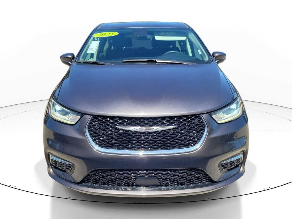 Used 2023 Chrysler Pacifica Touring-L FWD image 6