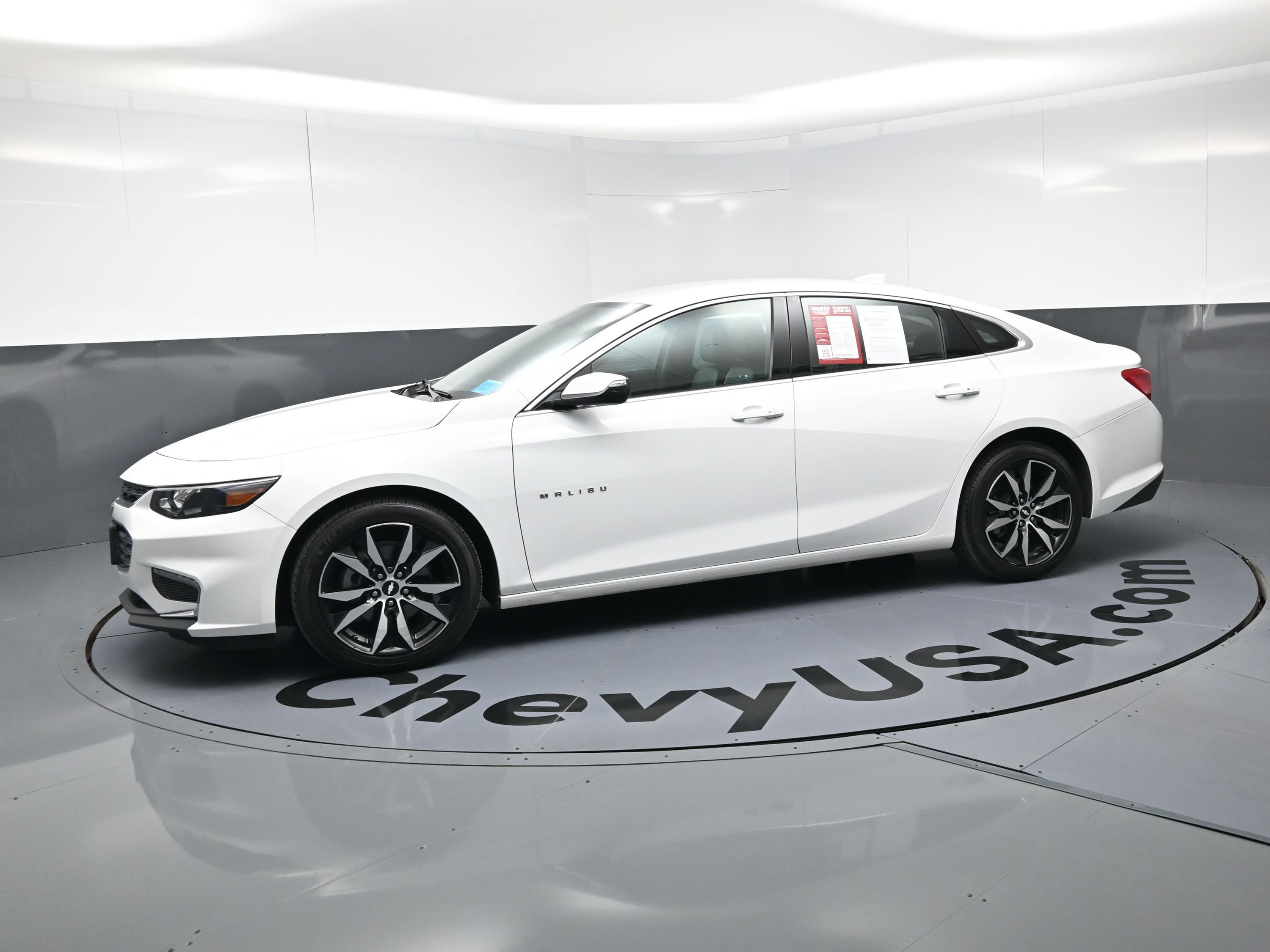 Used 2017 Chevrolet Malibu LT w/ Leather Package FWD image 6
