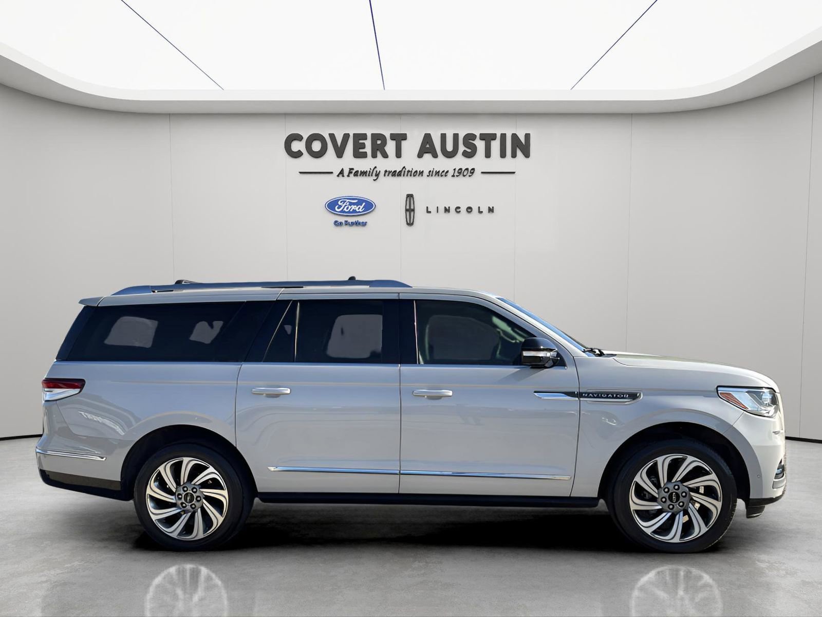 Used 2023 Lincoln Navigator L Reserve image 6