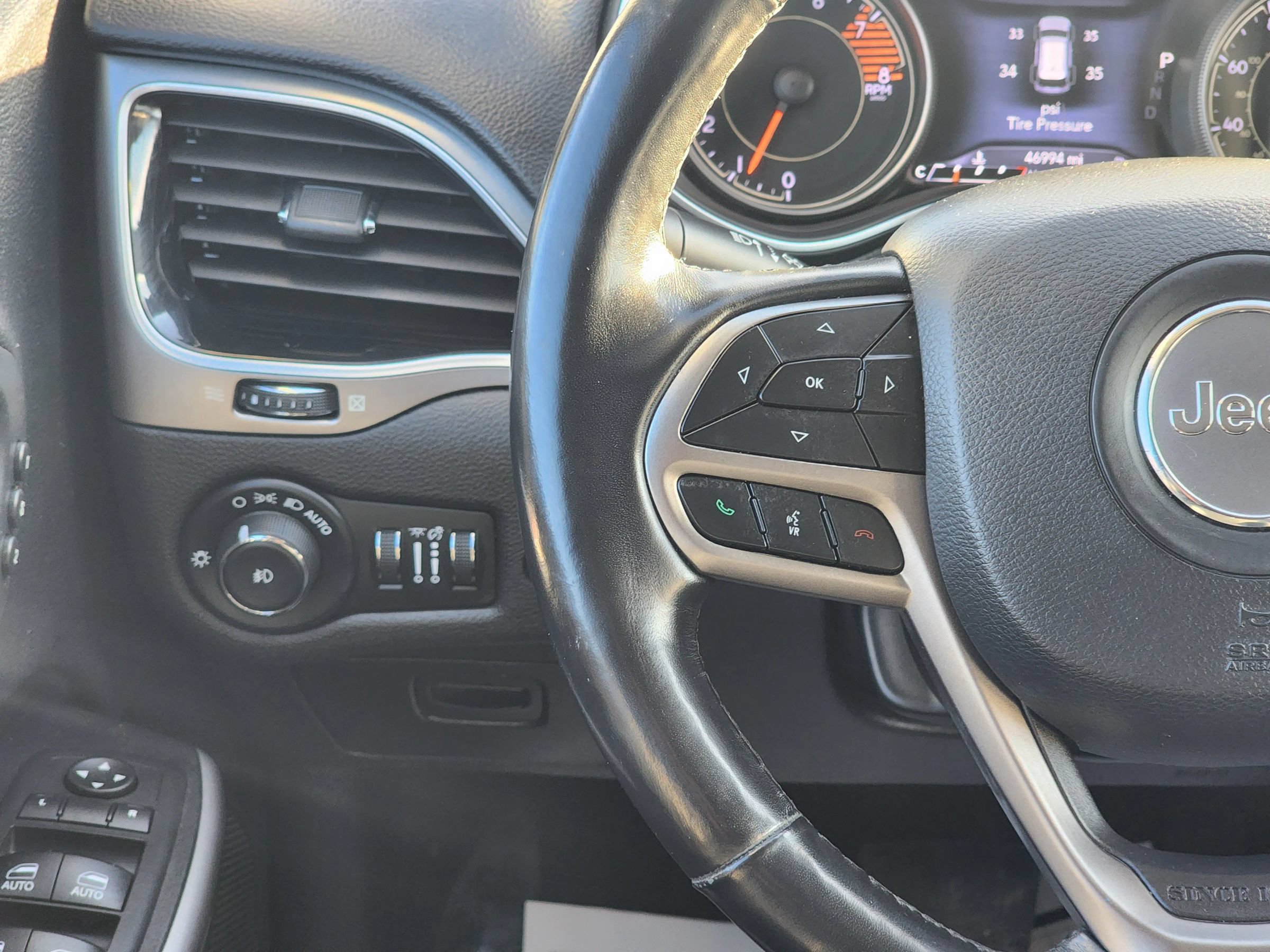 Used 2019 Jeep Cherokee Limited AWD/4WD image 11