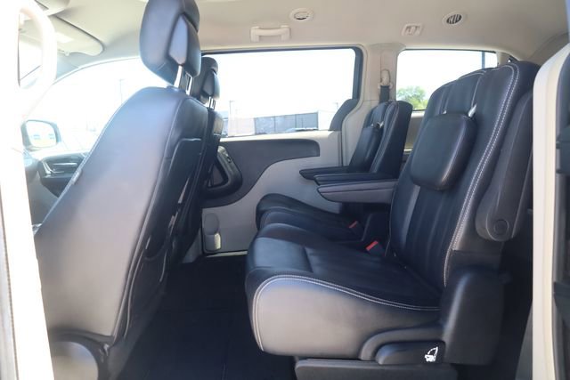Used 2015 Chrysler Town & Country Touring FWD image 20