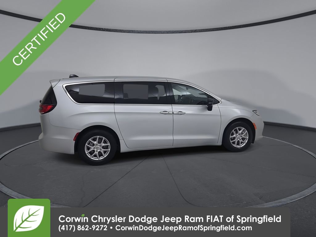 Used 2024 Chrysler Pacifica Touring-L FWD image 16