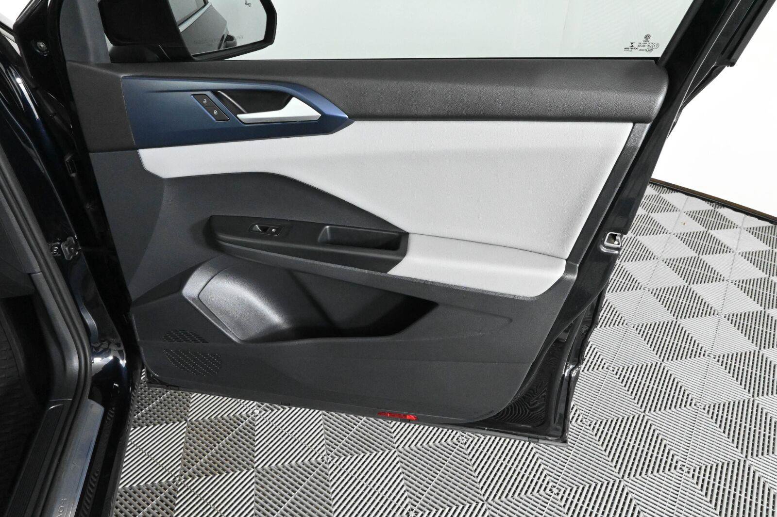 Certified 2023 Volkswagen Taos SE FWD image 11