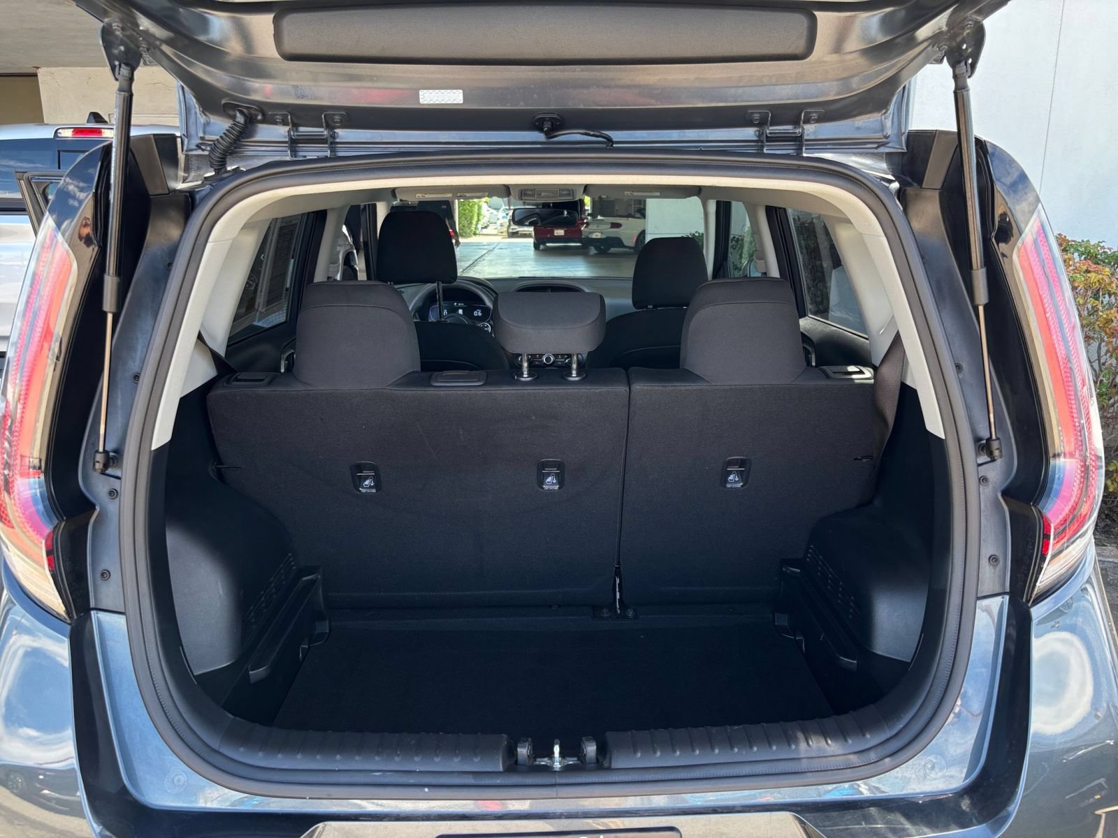Used 2025 Kia Soul LX w/ LX Technology Package FWD image 25
