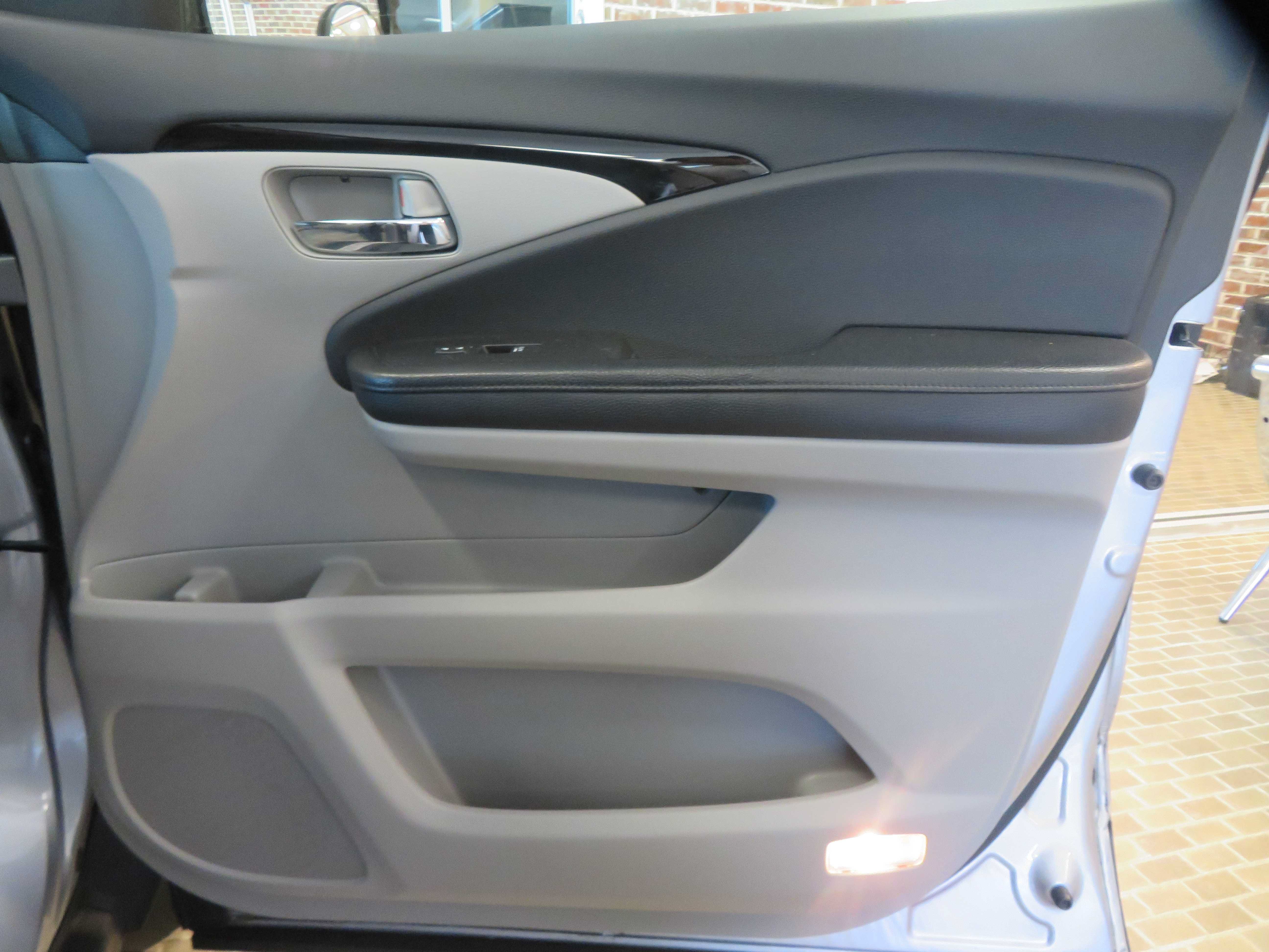 Used 2017 Honda Pilot Touring image 28