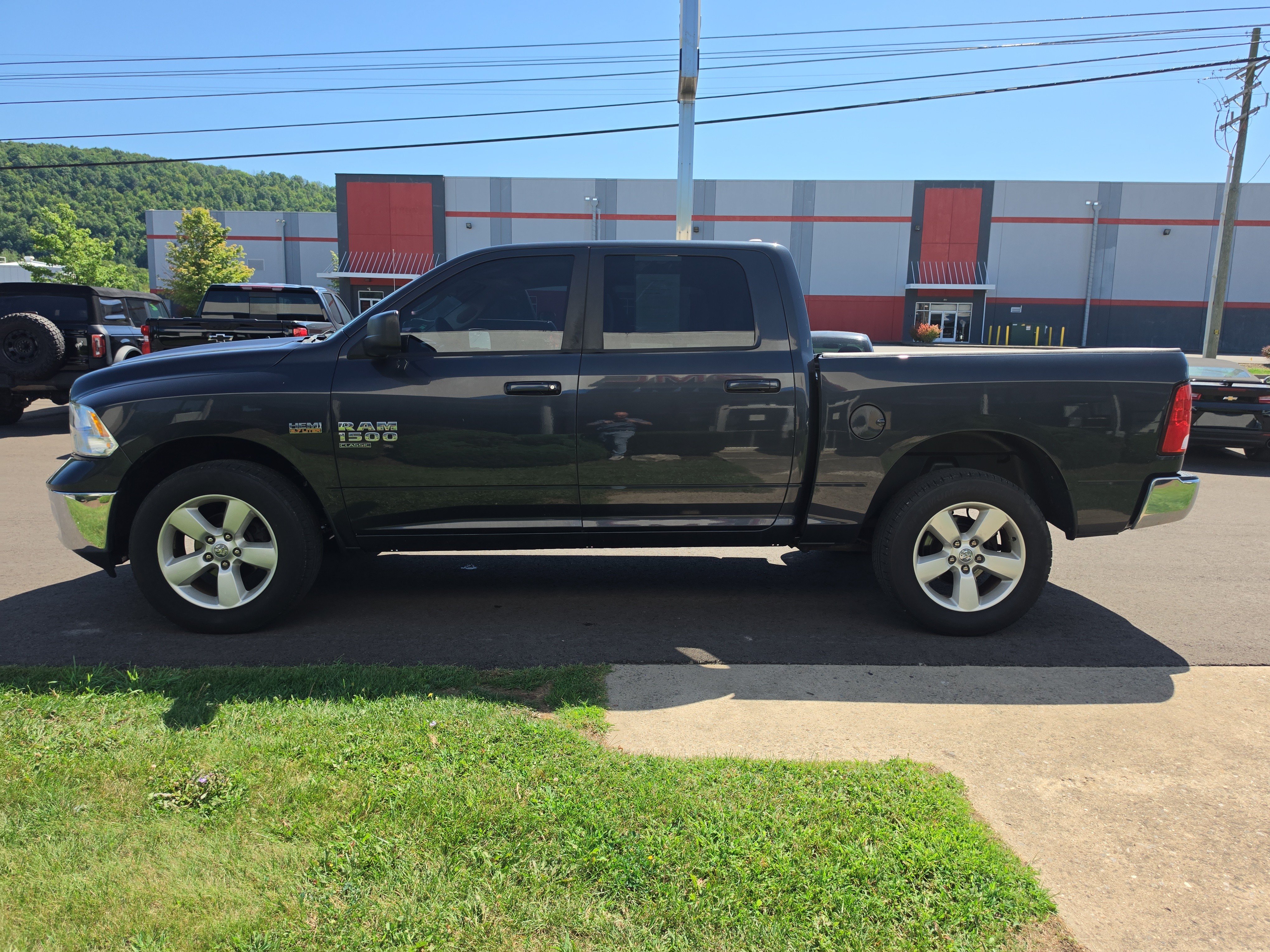 Used 2019 RAM 1500 Classic SLT AWD/4WD image 7