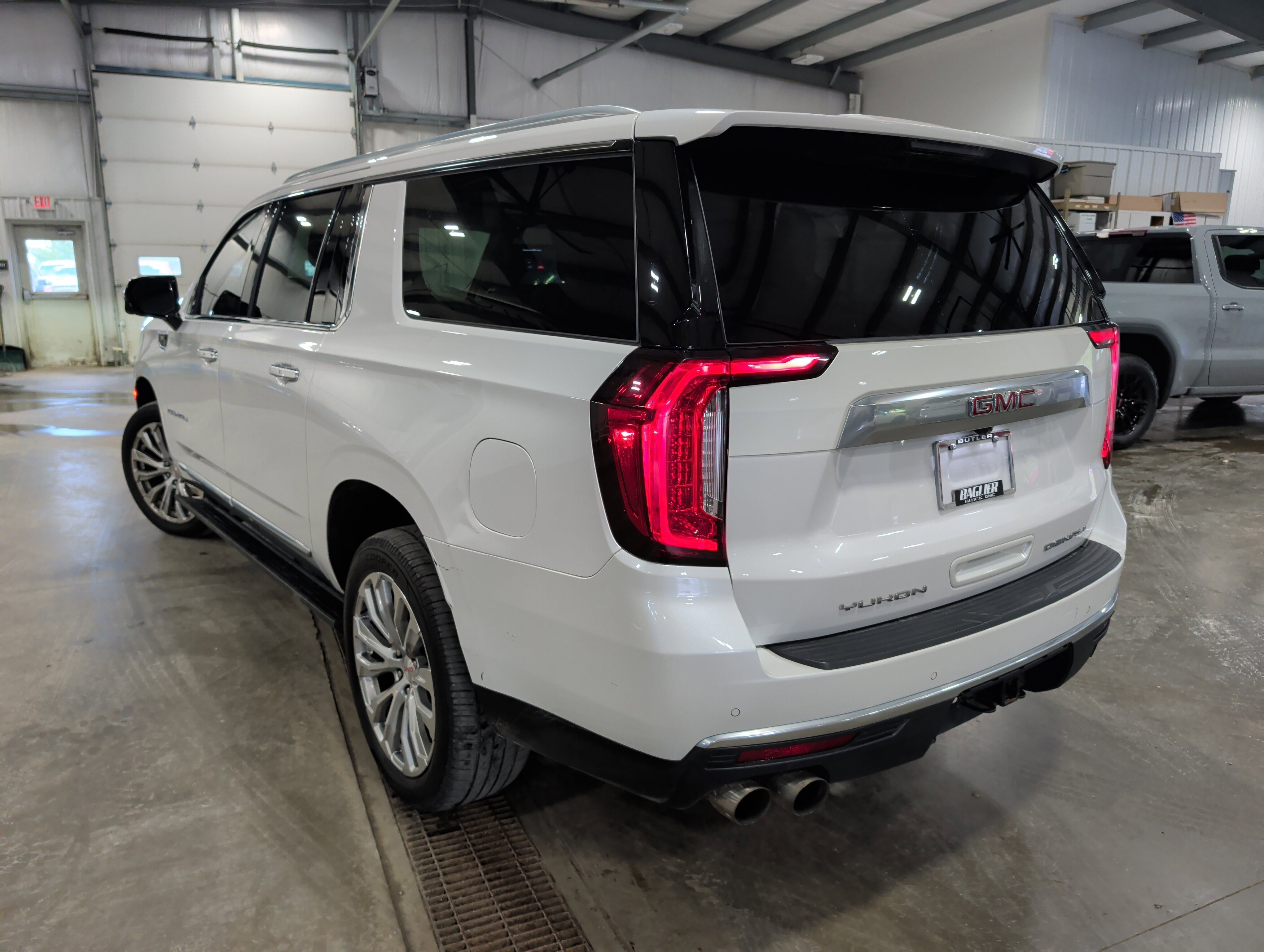 Used 2023 GMC Yukon XL Denali AWD/4WD image 4