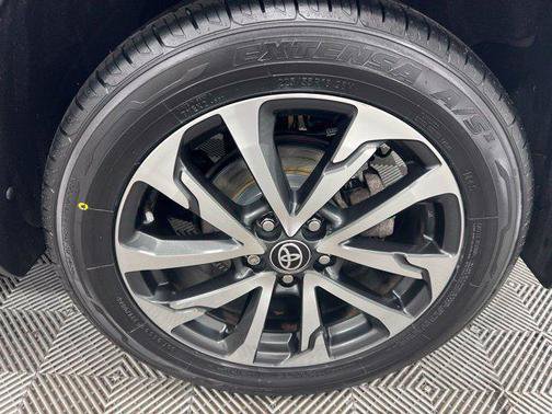 Used 2022 Toyota Corolla Cross XLE w/ Convenience Package AWD/4WD image 10