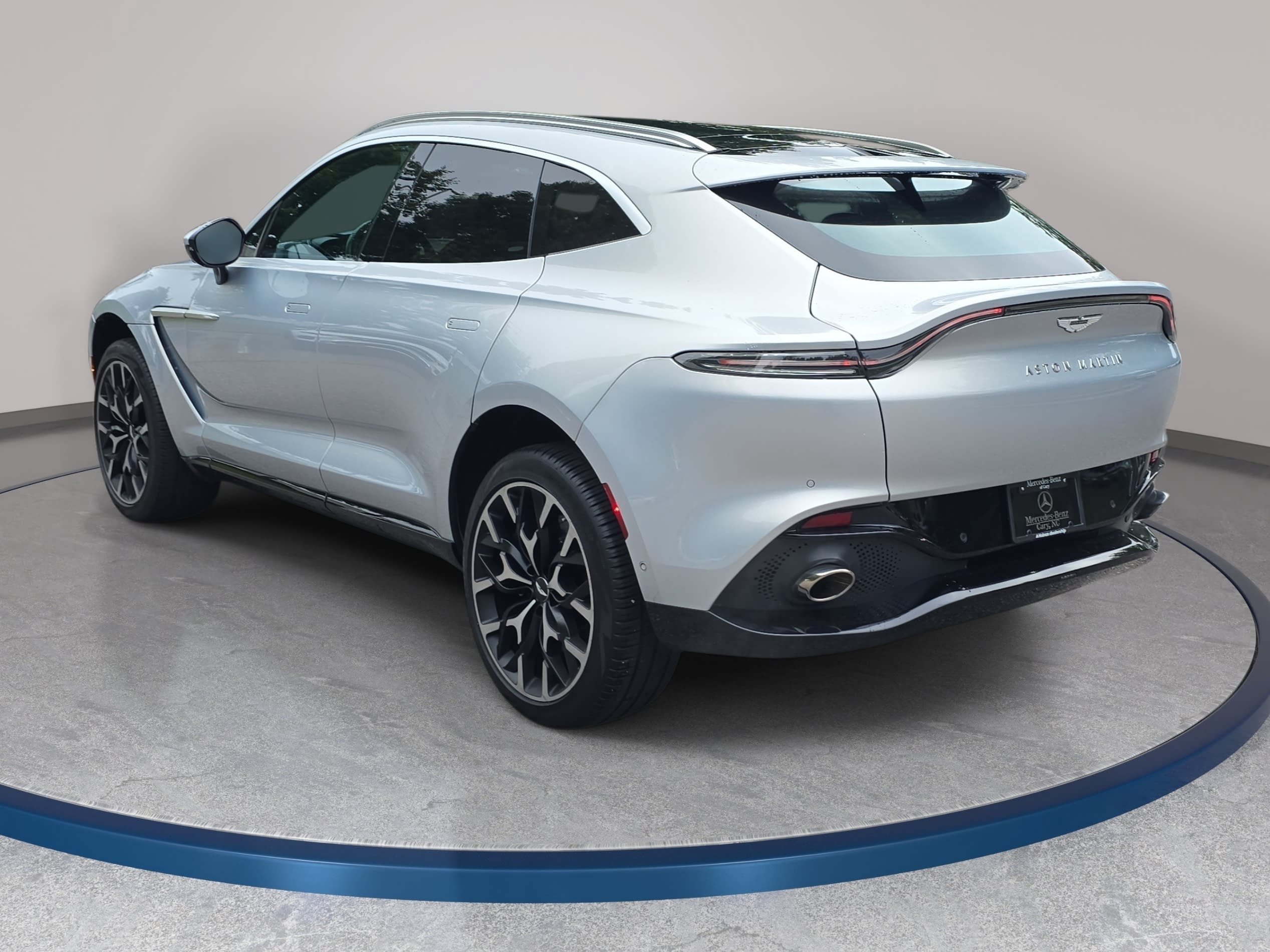 Used 2021 Aston Martin DBX AWD/4WD image 7