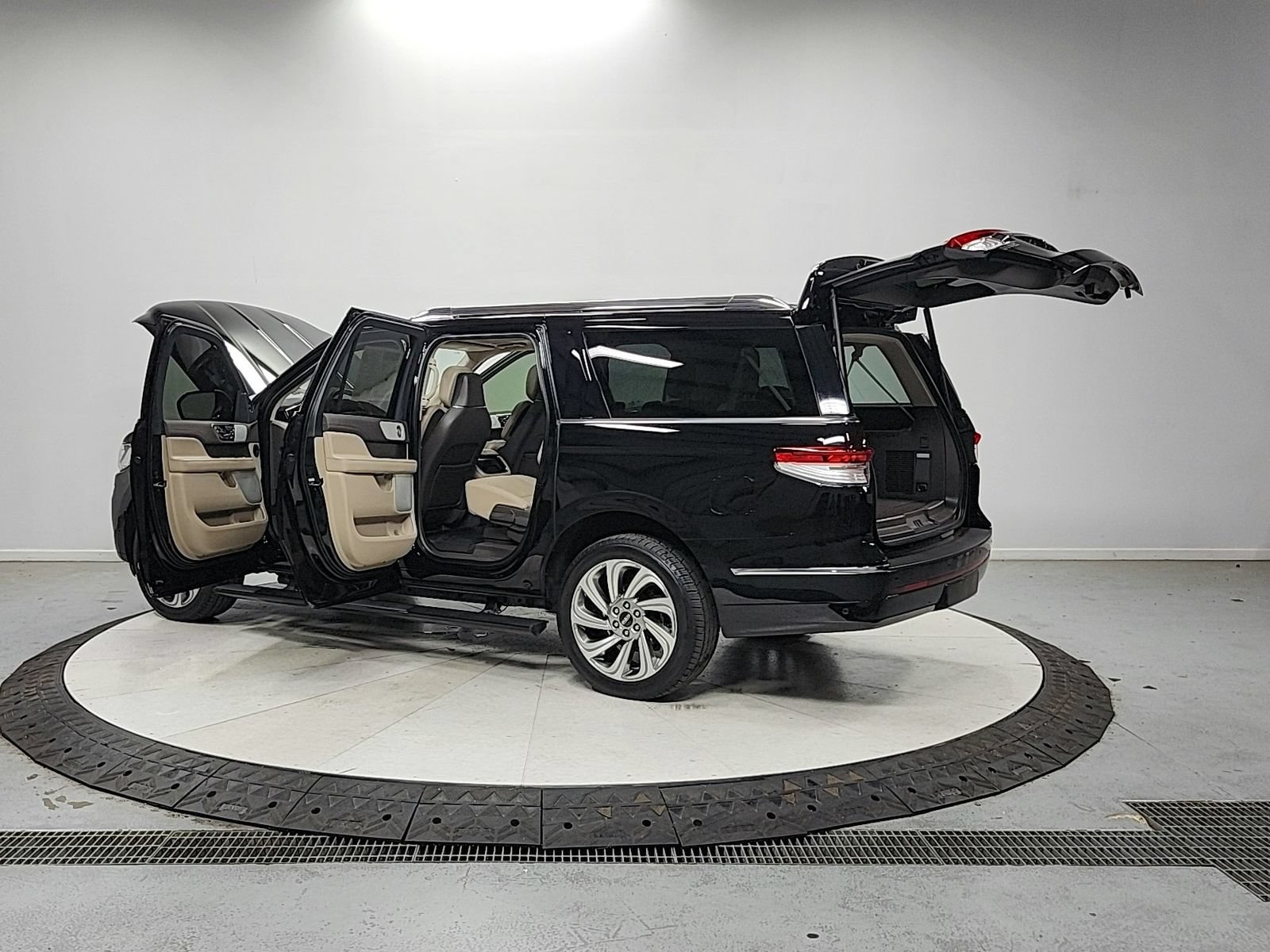 Used 2023 Lincoln Navigator L Reserve AWD/4WD image 14