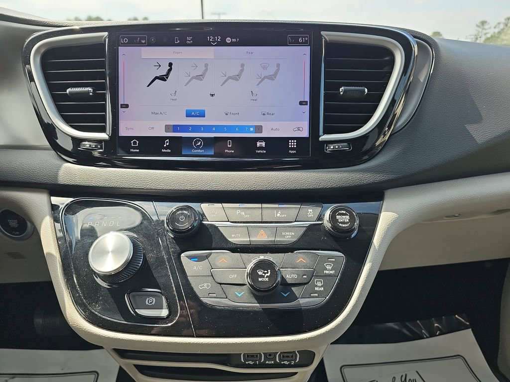 Used 2023 Chrysler Pacifica Touring-L image 28