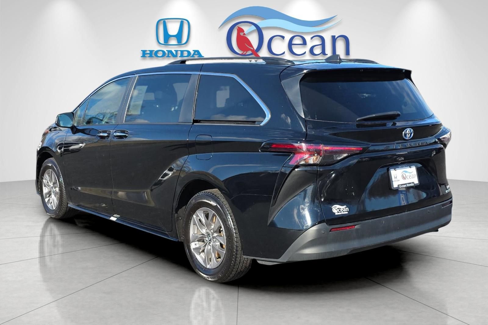 Used 2024 Toyota Sienna XLE image 5