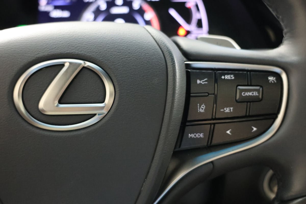 Used 2024 Lexus ES 300h Ultra Luxury w/ Accessory Package (Z2) FWD image 31