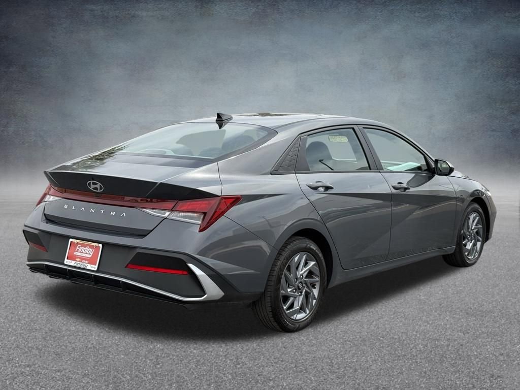 Used 2024 Hyundai Elantra SEL image 3