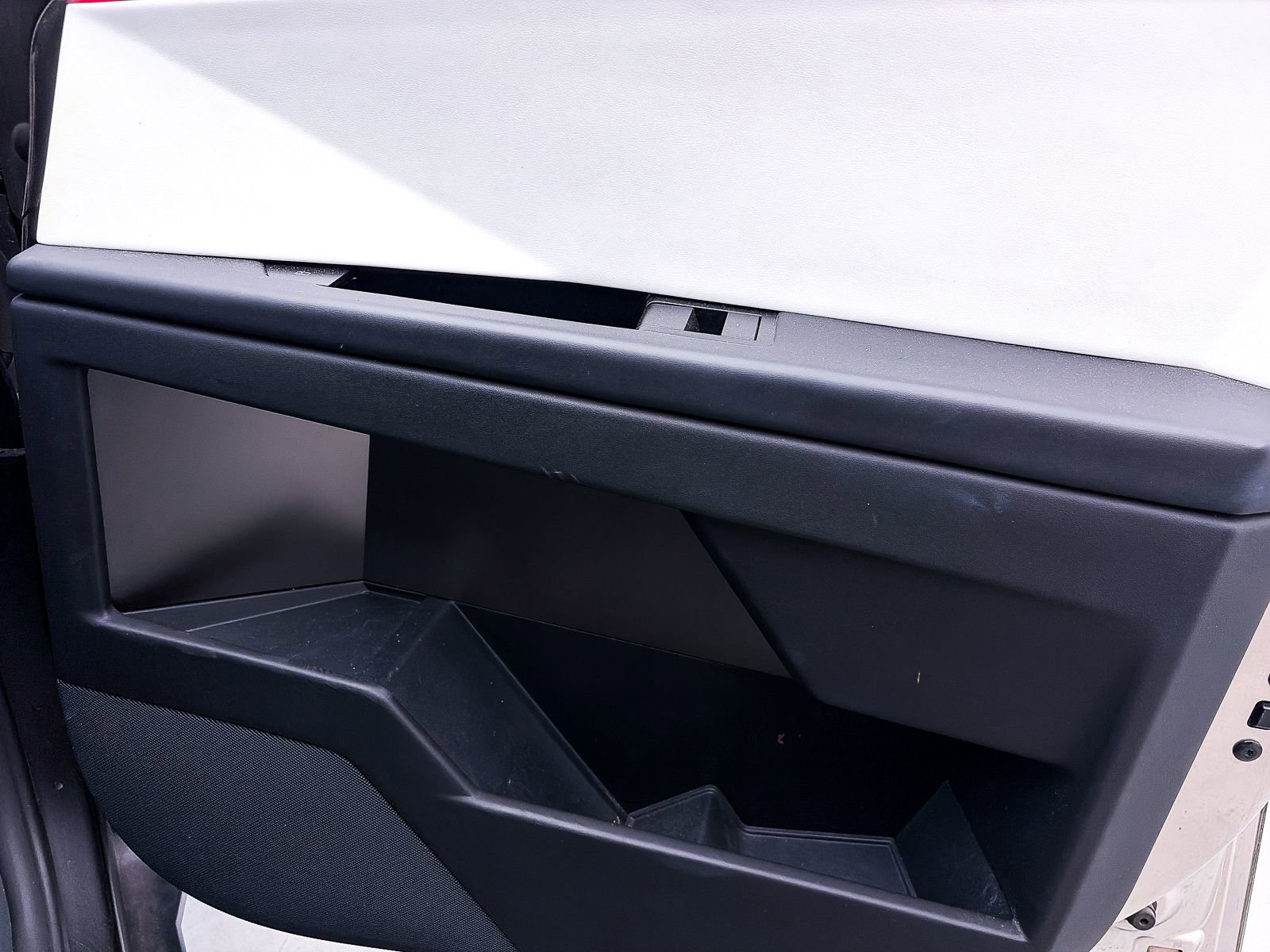 Used 2024 Tesla Cybertruck AWD Crew Cab image 31