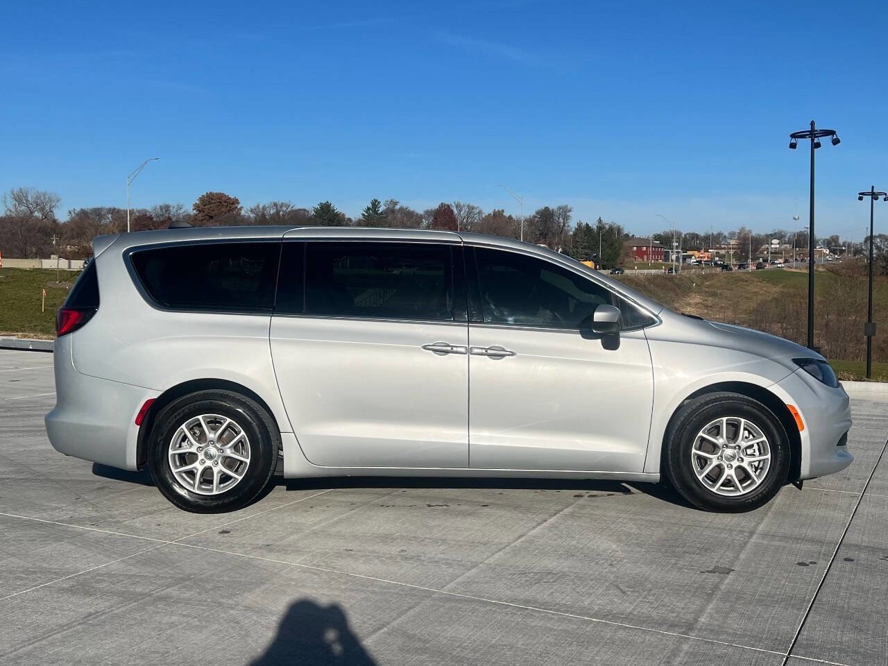 Used 2022 Chrysler Voyager LX image 5