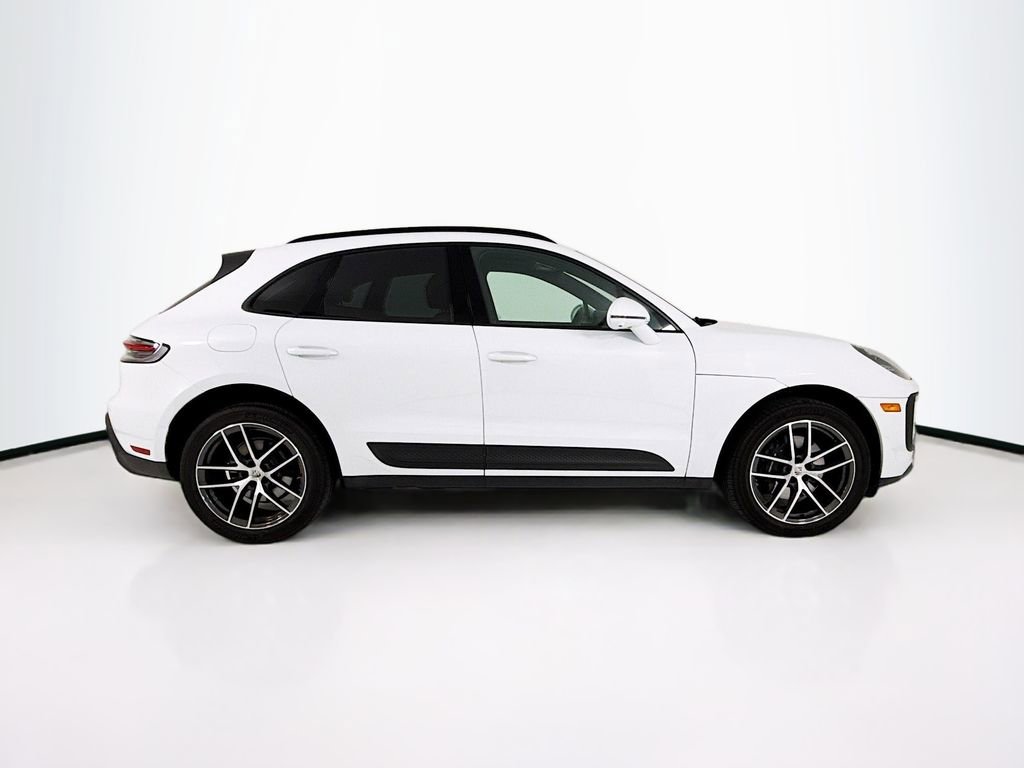 Certified 2025 Porsche Macan AWD/4WD image 8