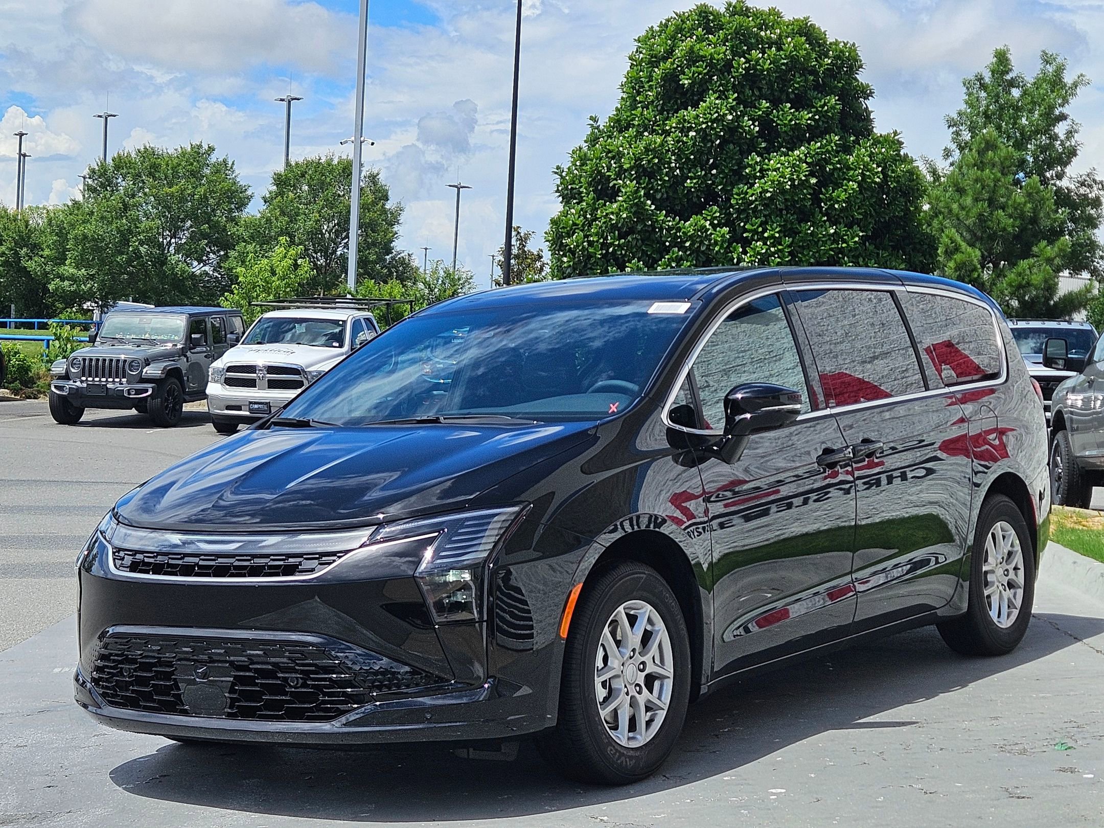 New 2027 Chrysler Pacifica Select FWD image 3