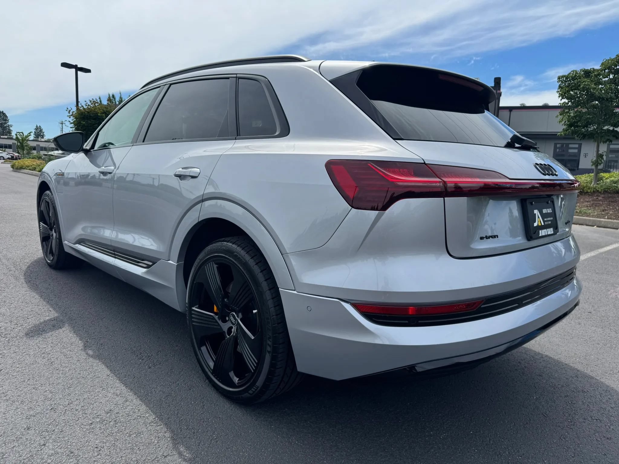 Used 2022 Audi e-tron Premium Plus w/ Premium Plus Package AWD/4WD image 8