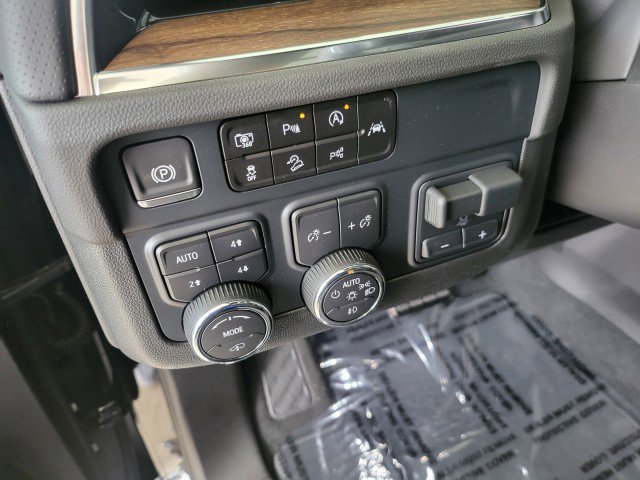 New 2025 Chevrolet Suburban High Country image 25