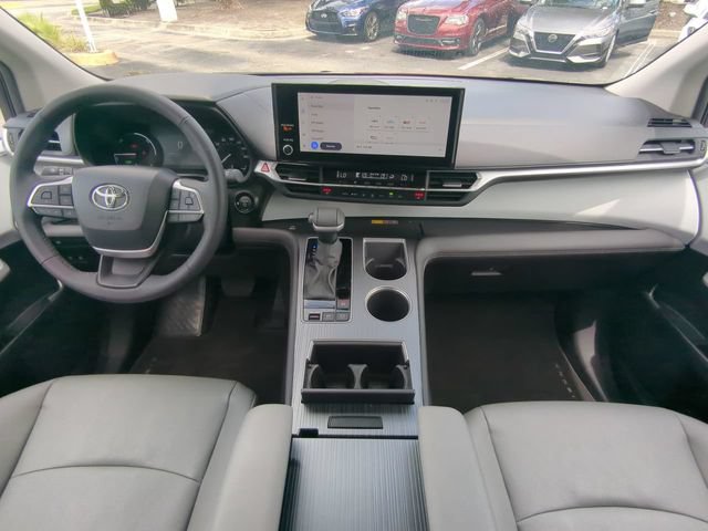 Used 2025 Toyota Sienna XLE FWD image 18