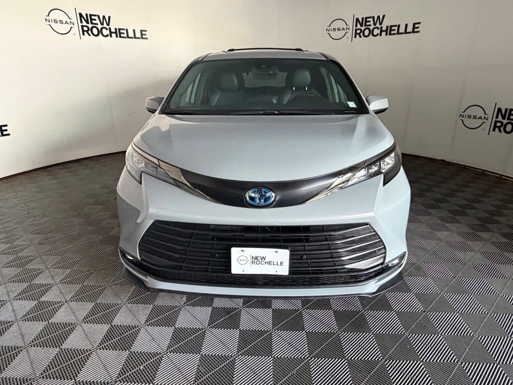Used 2023 Toyota Sienna XLE Woodland Edition AWD/4WD image 4
