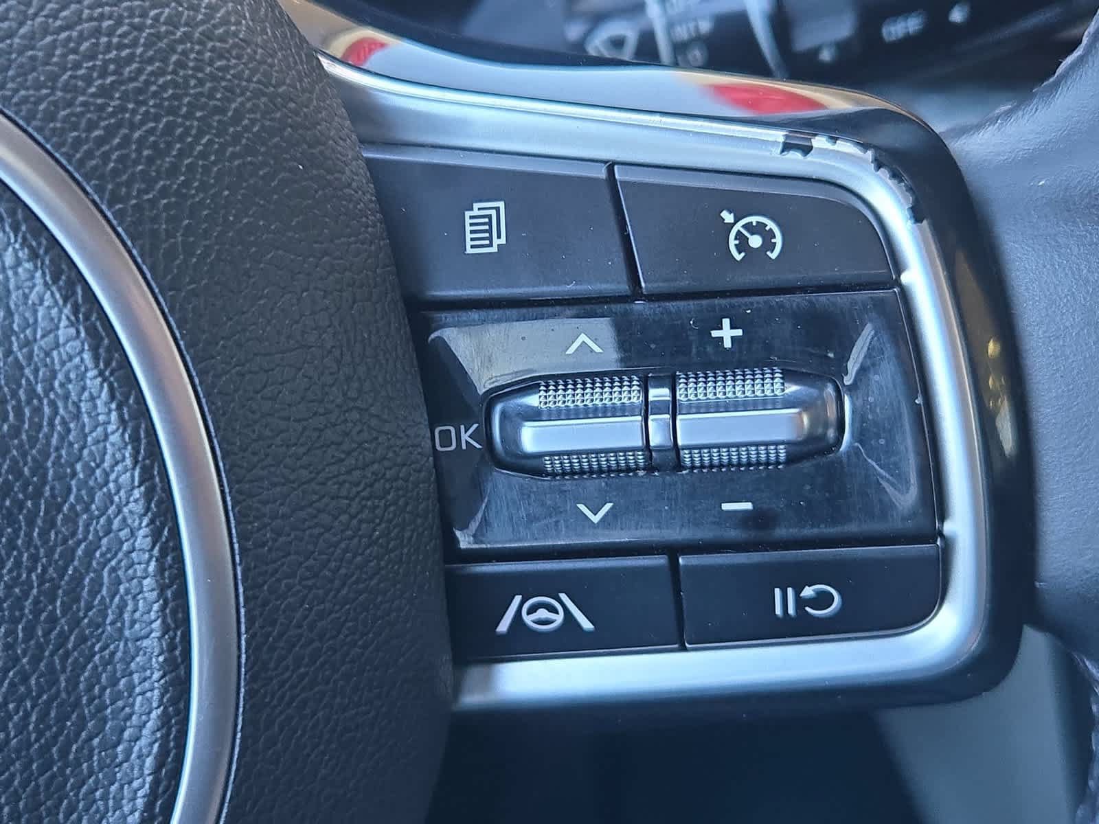 Used 2022 Kia Carnival LX FWD image 24