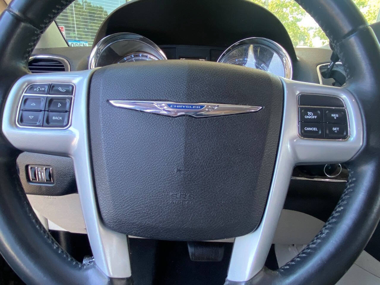 Used 2014 Chrysler Town & Country Touring FWD image 20