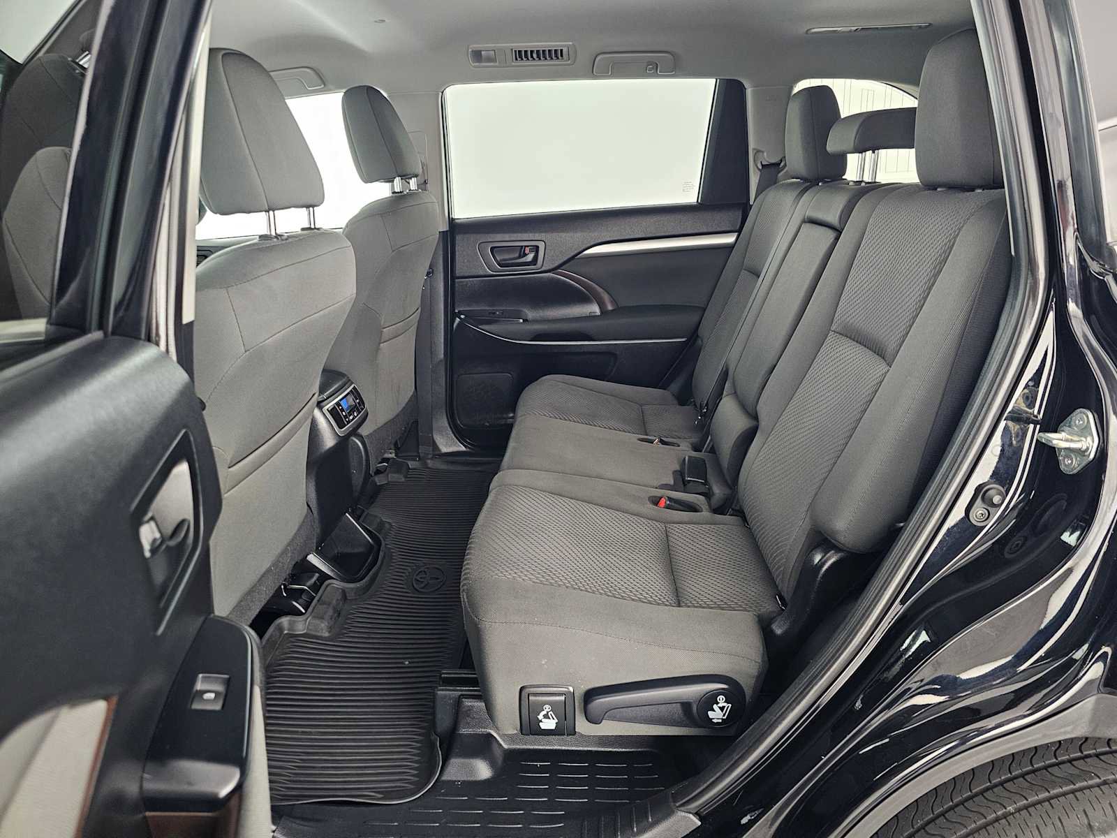 Used 2019 Toyota Highlander LE FWD image 16