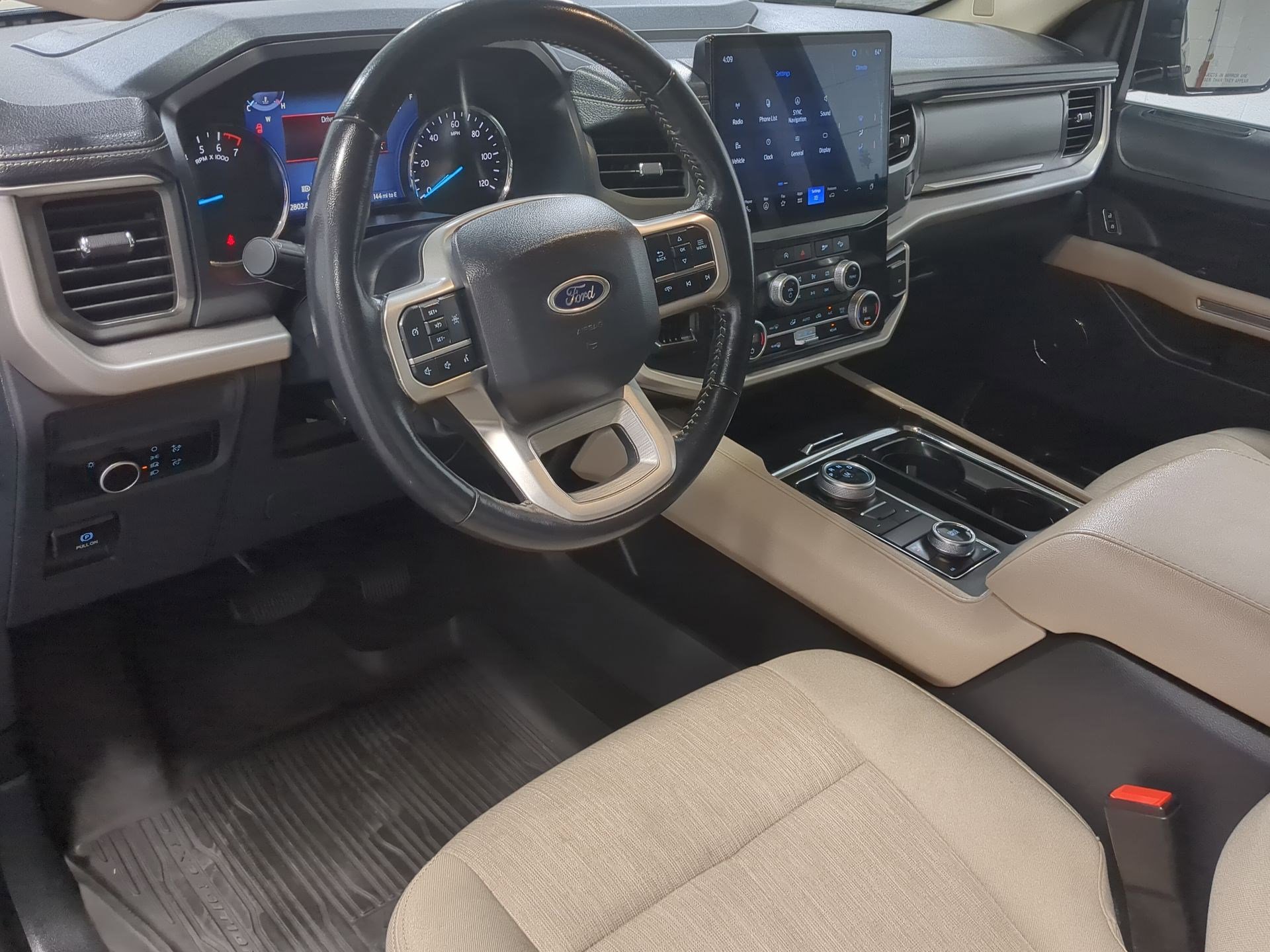 Used 2024 Ford Expedition XLT image 11