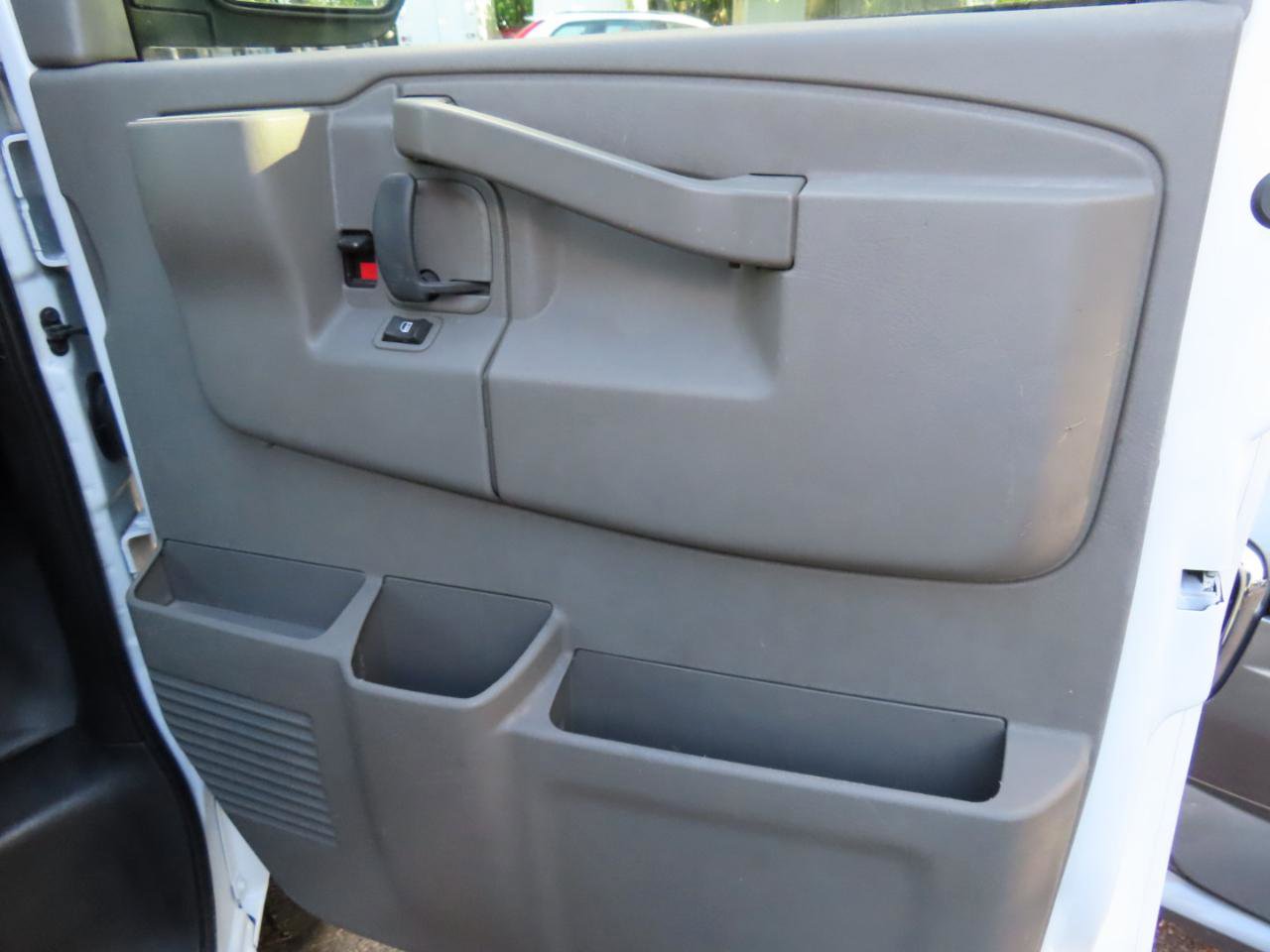 Used 2018 Chevrolet Express 3500 w/ Driver Convenience Package RWD image 23