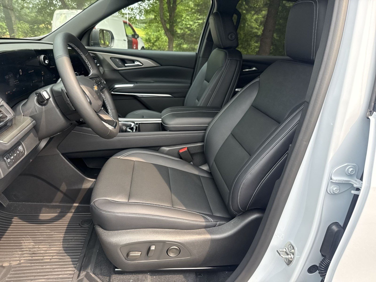 New 2026 Chevrolet Traverse LT w/ Driver Confidence Package AWD/4WD image 10