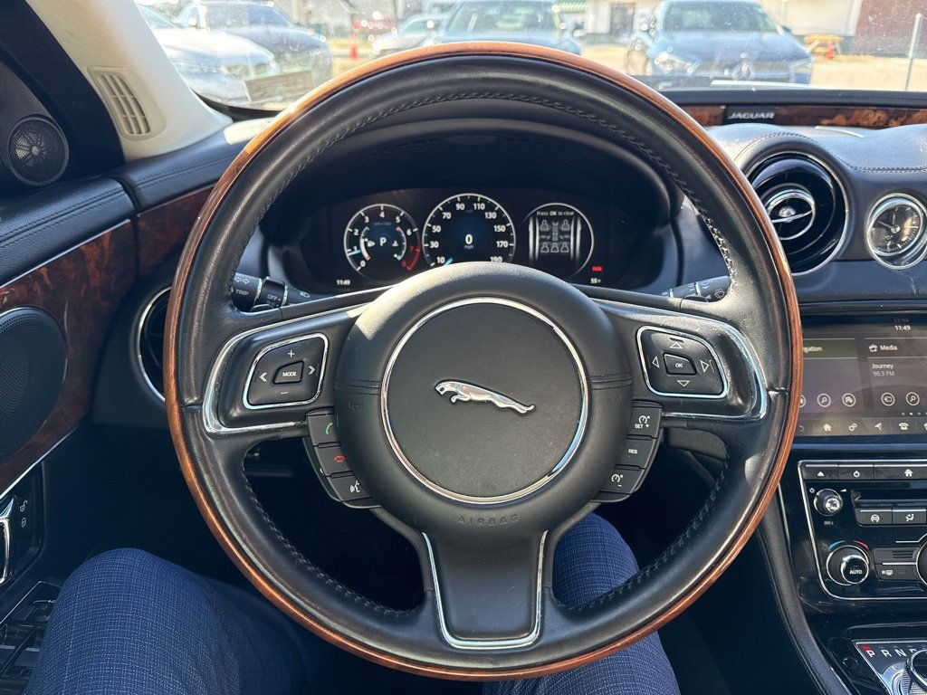 Used 2019 Jaguar XJ R-Sport image 10