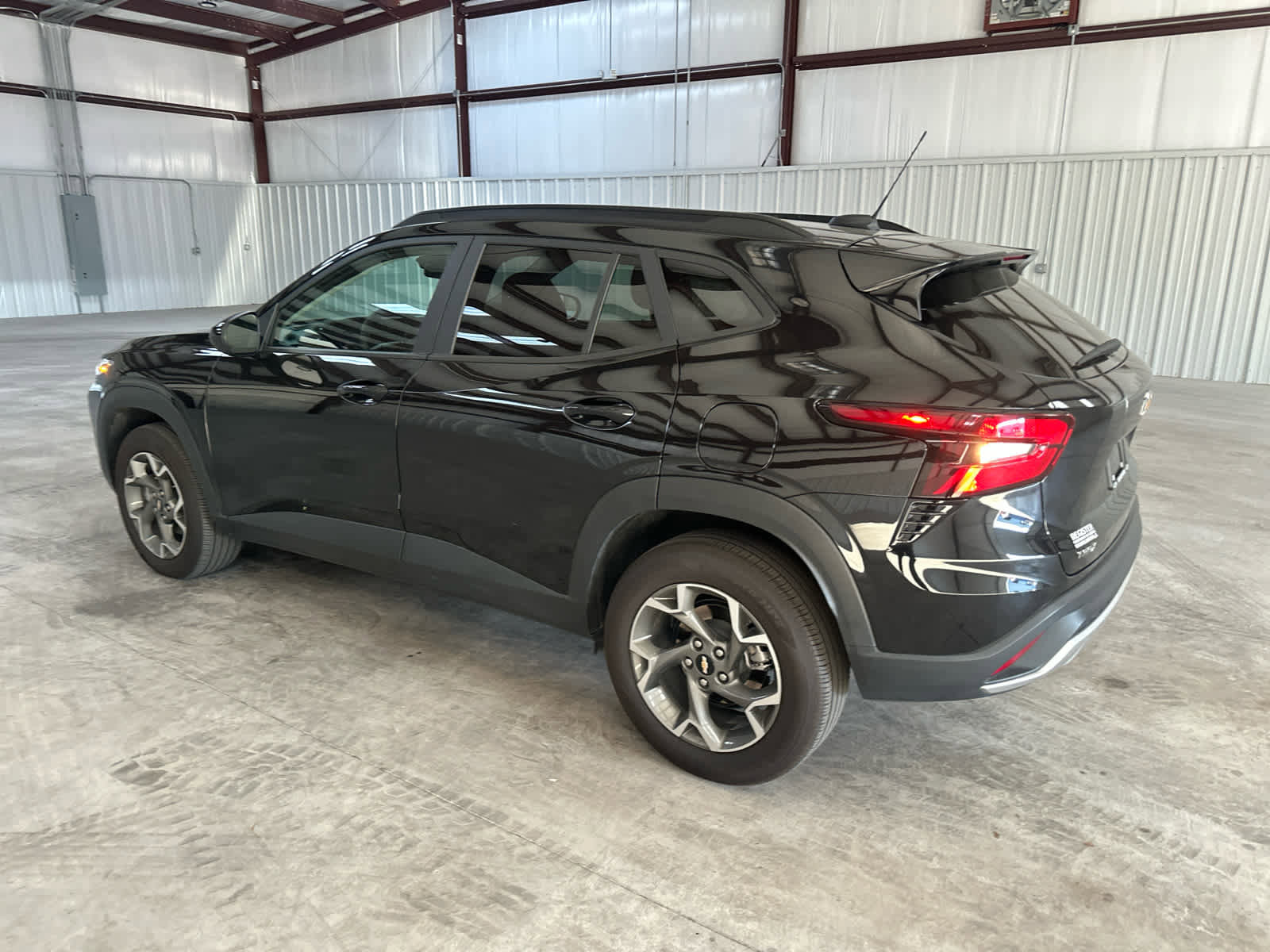 Used 2025 Chevrolet Trax LT FWD image 3