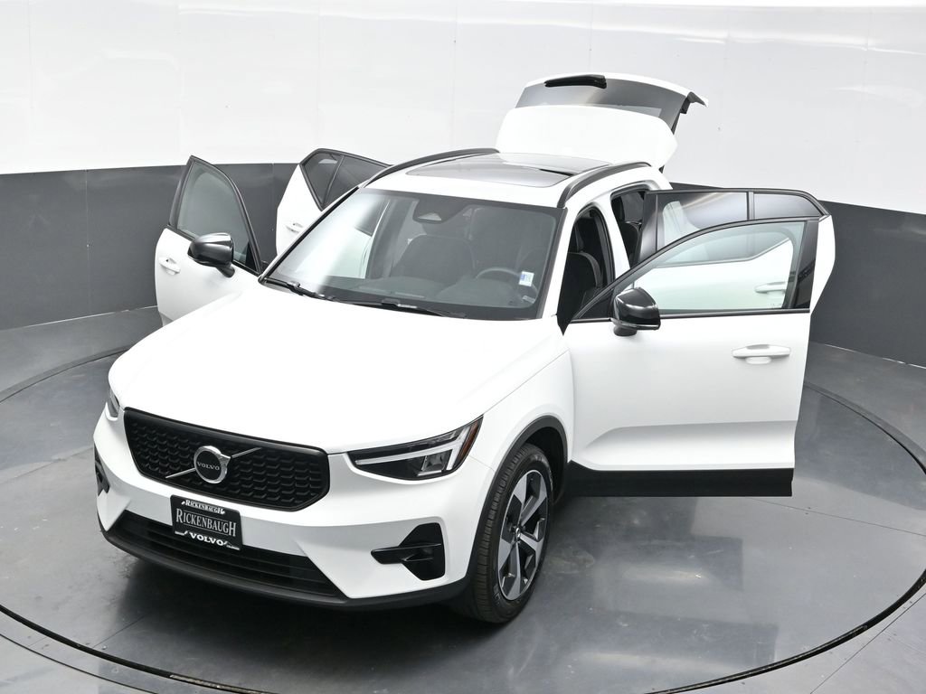 Used 2023 Volvo XC40 B5 Plus w/ Climate Package image 31