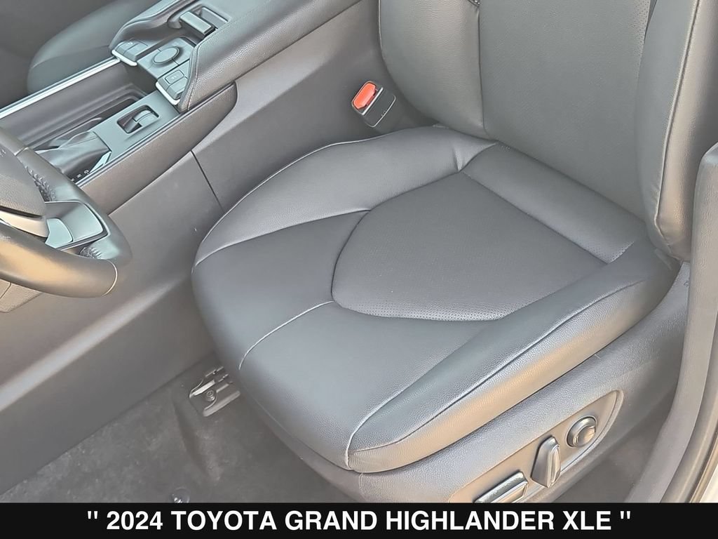 Used 2024 Toyota Grand Highlander AWD image 16