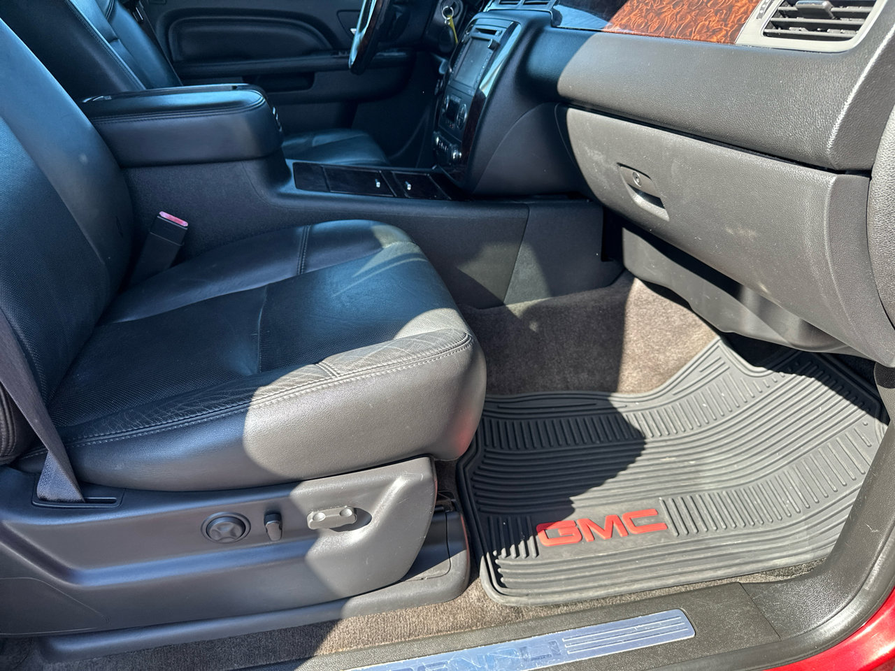 Used 2014 GMC Yukon XL Denali image 30