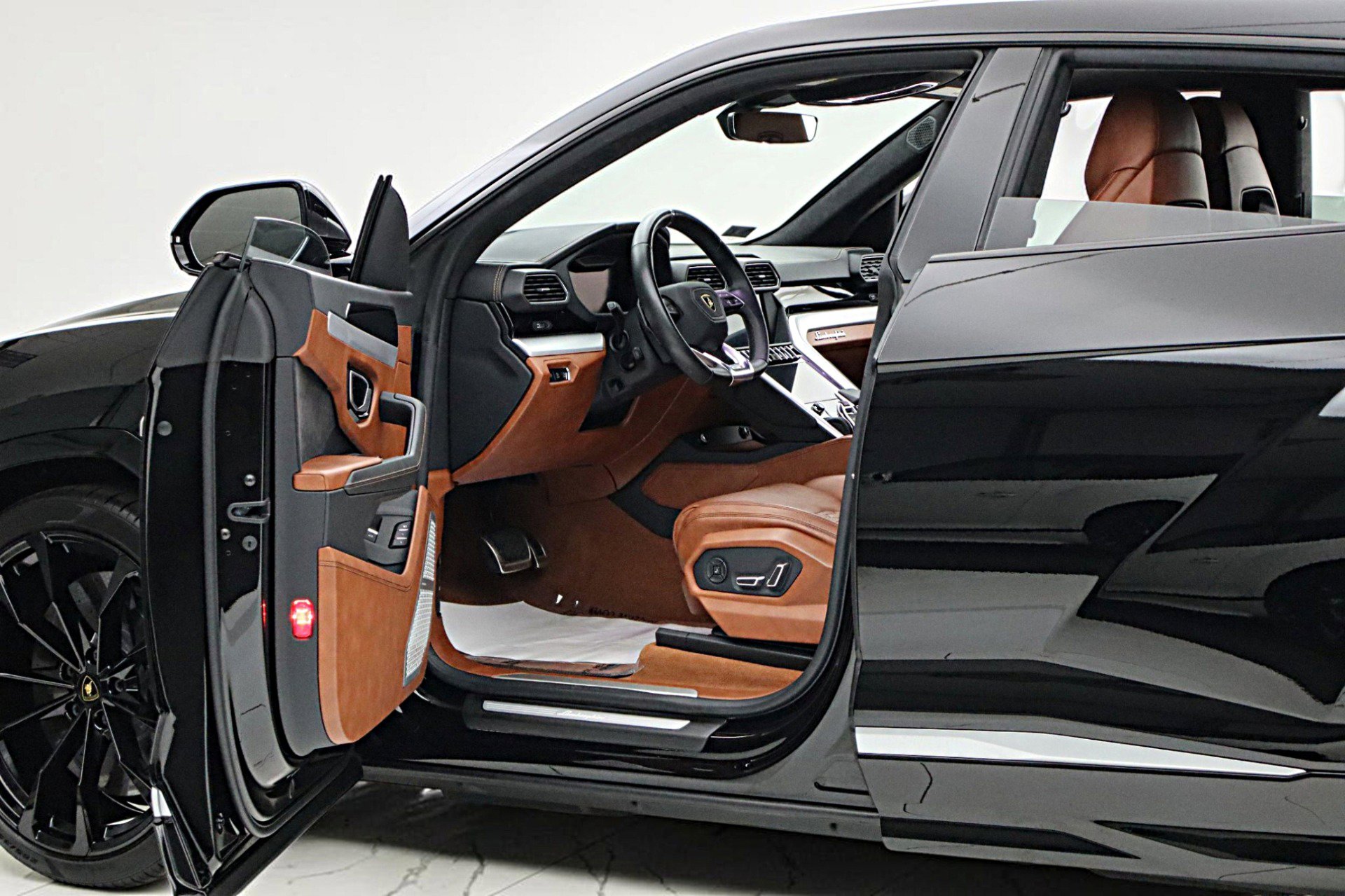 Used 2019 Lamborghini Urus AWD/4WD image 8