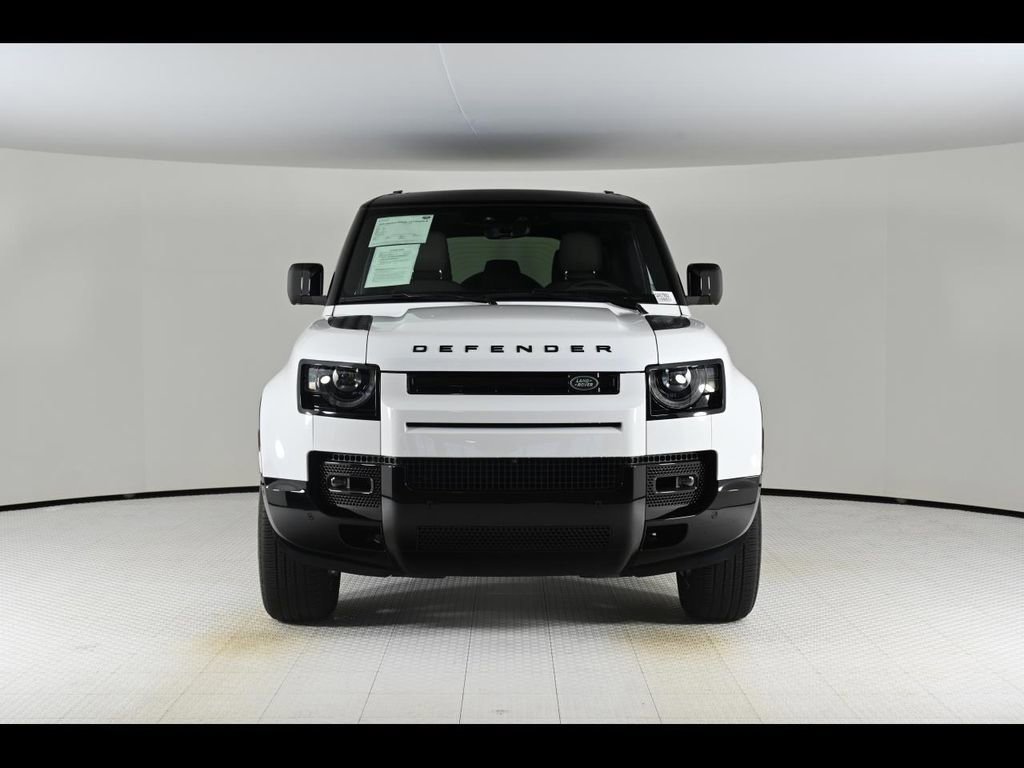 Used 2025 Land Rover Defender 110 X-Dynamic SE image 8