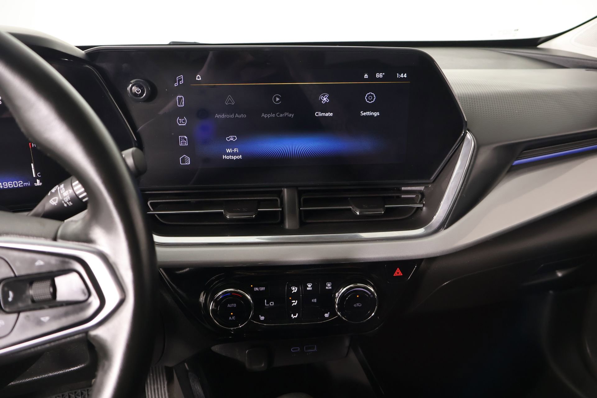Used 2024 Chevrolet Trax LT w/ LT Convenience Package FWD image 5